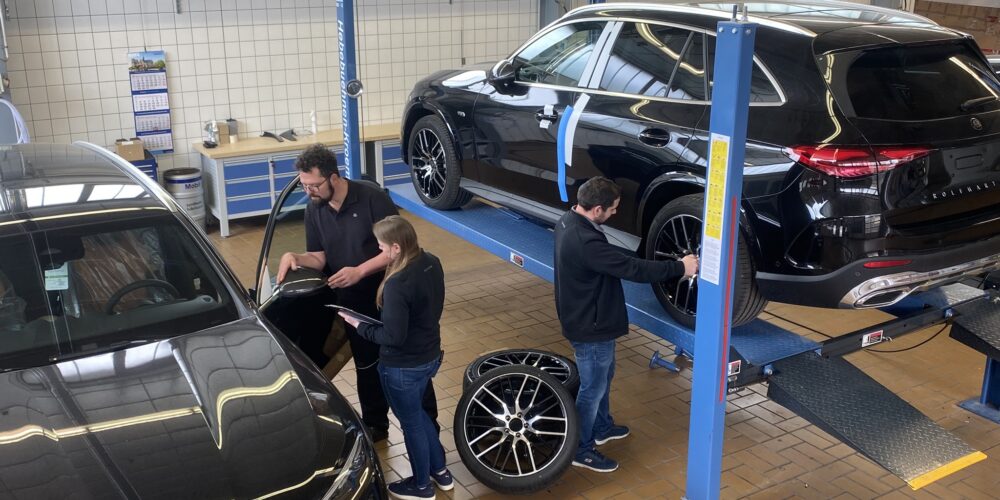 ROLFHARTGE Production Team with ROLFHARTGE Models in a working situation
